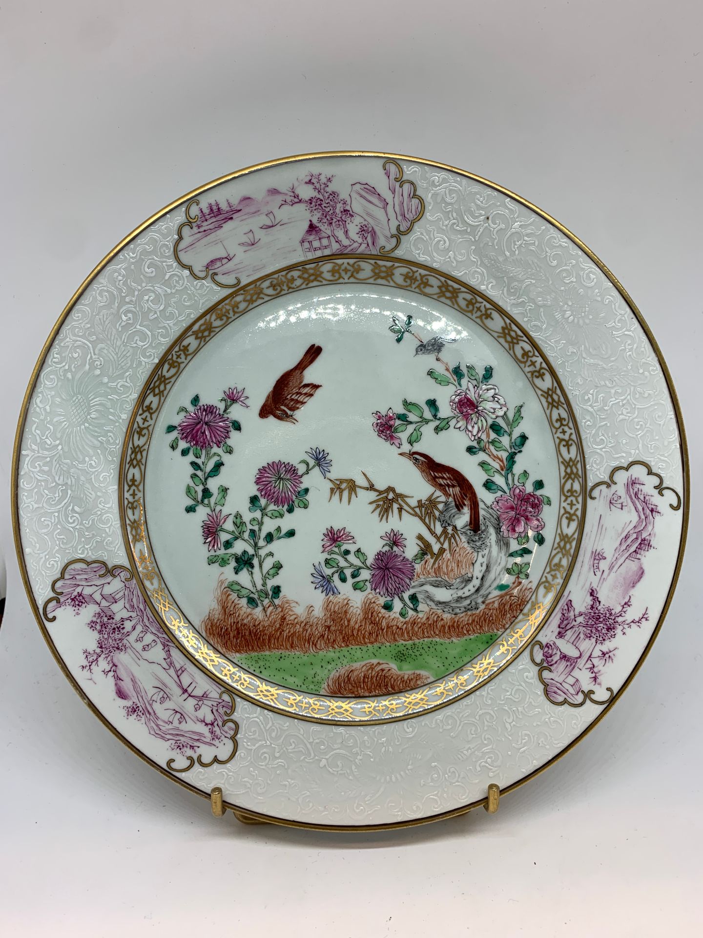 Null 中国
瓷盘，浅白色浮雕花鸟的多色装饰。
尺寸：24厘米。