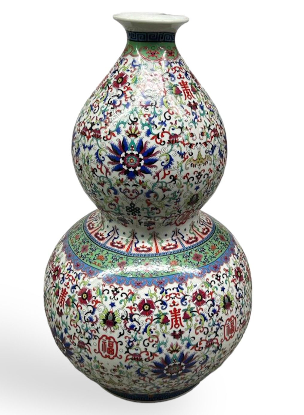 Null 中国
一个大型的瓷器双葫芦花瓶，用粉彩装饰着莲花、卷轴、如意楣，框着吉祥的符号。
背面有乾隆年款四字。
现代时期。 
H.60厘米。