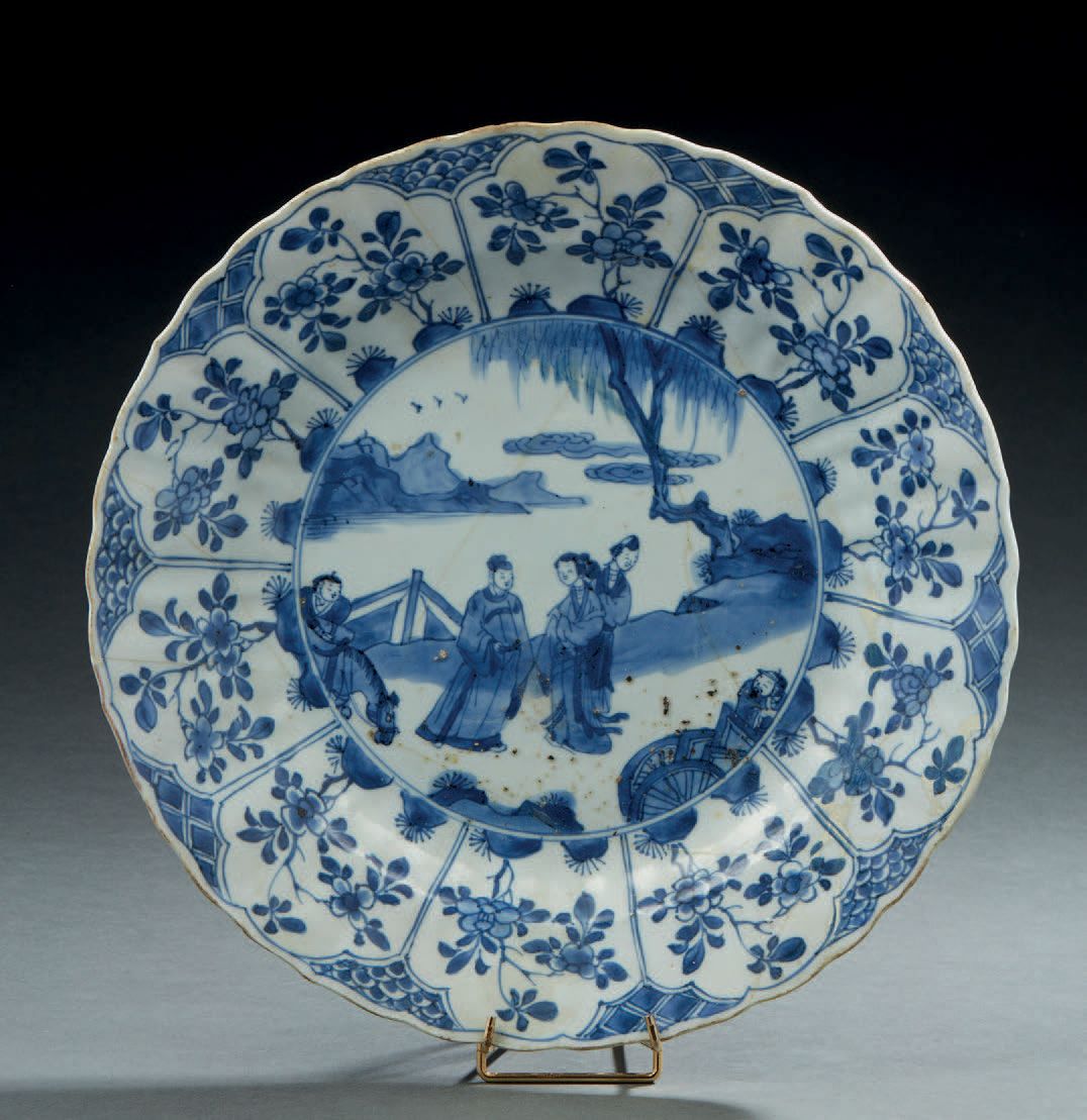 CHINE, XVIIe siècle Blau-weiße Porzellanplatte mit dem Dekor einer jungen Frau u&hellip;