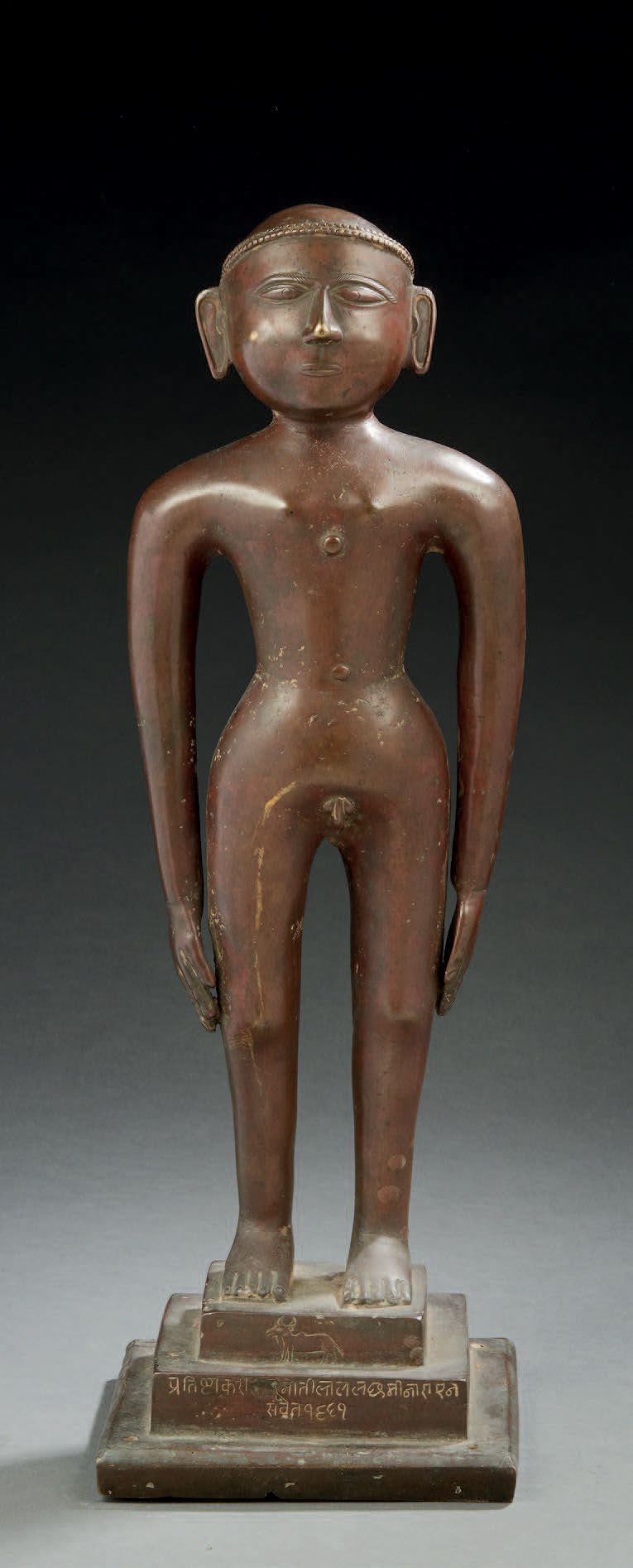 INDE DU NORD, XXe siècle 重要的浅色铜质主题，可能是代表 "耆那教先知马哈维拉 "的青铜，双臂站立在两侧。
H.高57厘米