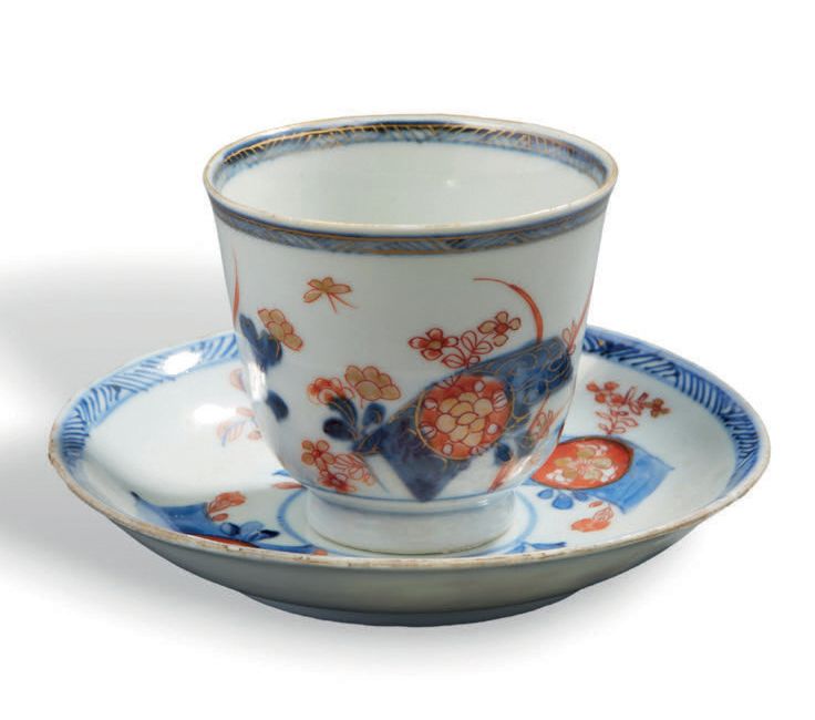 CHINE, COMPAGNIE DES INDES, XVIIIe siècle 中国伊万里瓷碗和碟子，装饰有卷轴和花卉图案。
H.7.2厘米
直径7.7和1&hellip;