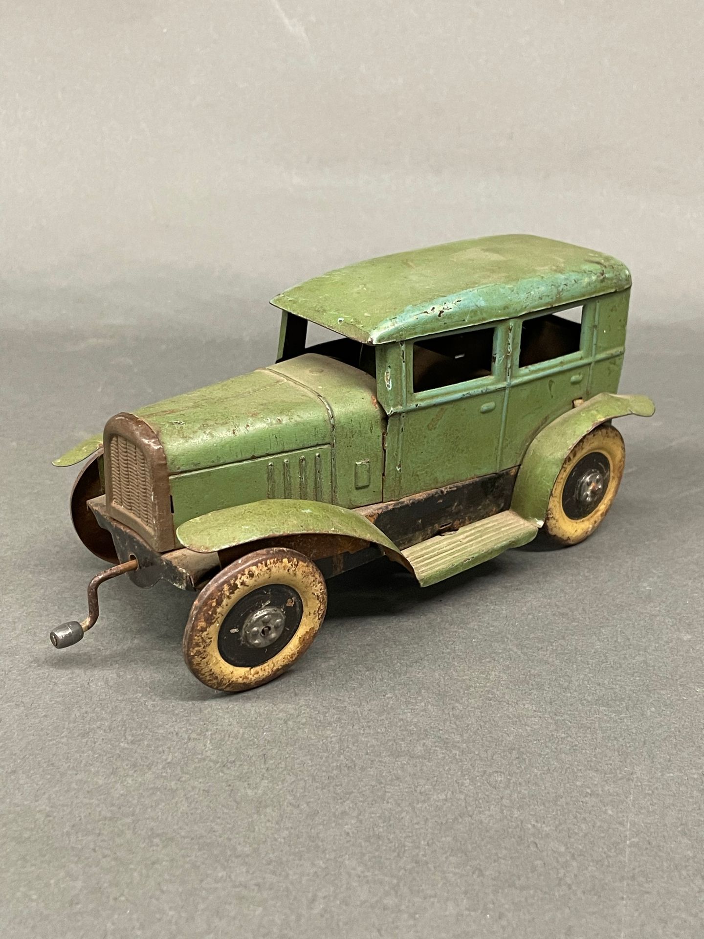 Null AUTOMOBILE
Ancien jouet mécanique type berline en tole verte avec chauffeur&hellip;