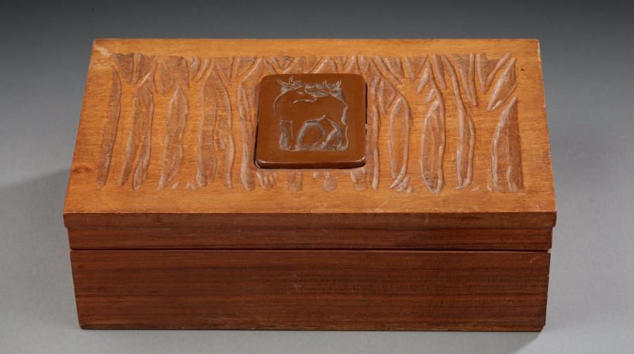 Henri HAMM (1871-1961) 
Boîte en bois naturel,, le couvercle gravé d'arbres, orn&hellip;