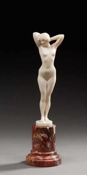JOE DESCOMPS (1869-1950) Femme nue.
Sculpture en ivoire sur socle en marbre.
H. &hellip;