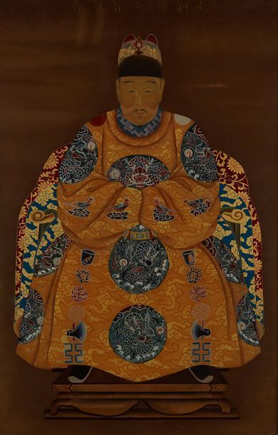 CHINE Peinture (encre et couleurs) représentant un portrait d'empereur en pied a&hellip;