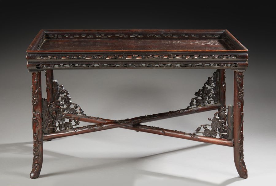 CHINE Table en bois sombre
Le piètement à entretoise en X décorée de motifs fleu&hellip;