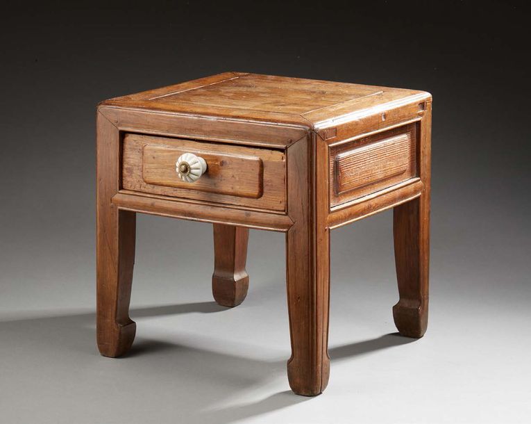 CHINE Petite table quatre pieds en bois naturel ouvrant à un tiroir en façade.
X&hellip;
