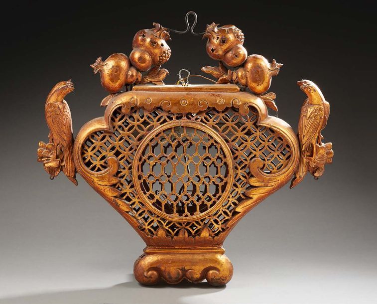 CHINE Élément décoratif suspendu en bois sculpté ajouré et doré représentant un &hellip;