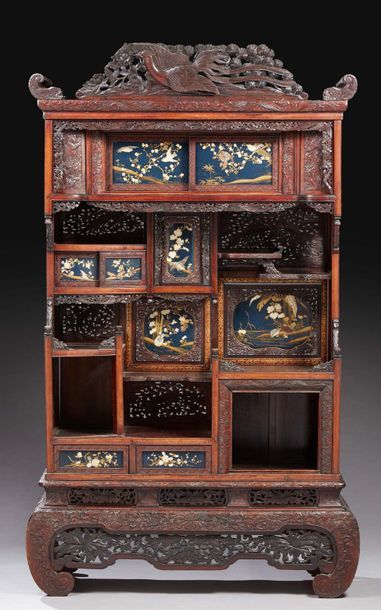 JAPON Important meuble en bois formant cabinet, portes ajourées et incrustées de&hellip;