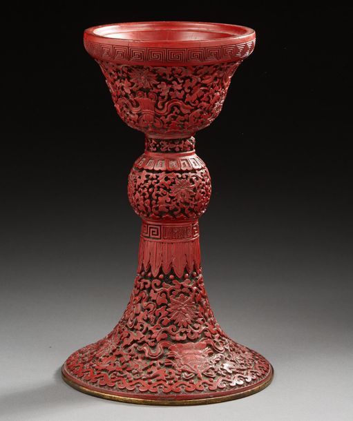 CHINE Ciboire ou coupe à vin en bois revêtu d'une laque rouge cinabre, sculpté d&hellip;