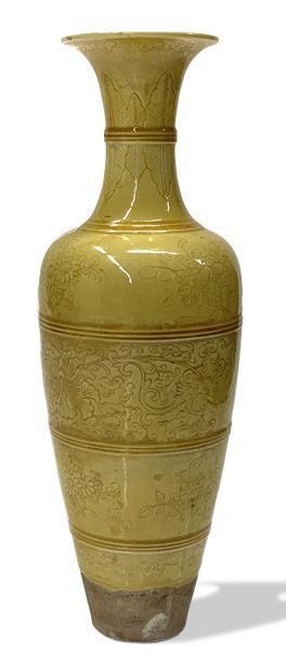 CHINE Vase en céramique de forme balustre à couverte jaune à décor incisé de fle&hellip;