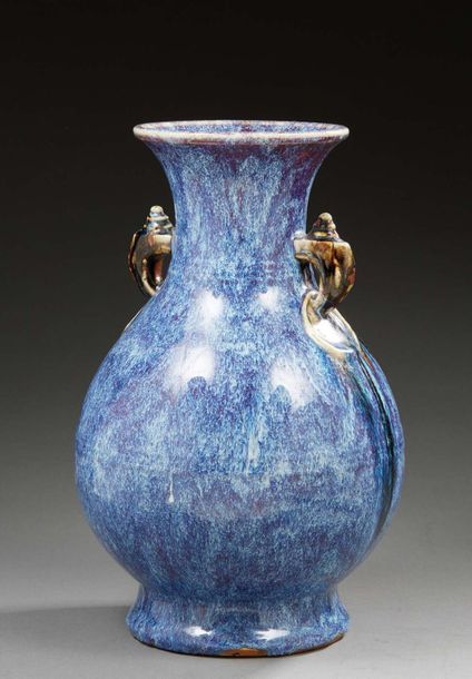 CHINE Vase de forme balustre en porcelaine à couverte monochrome flammé, les ans&hellip;