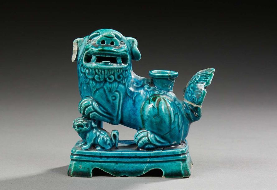 CHINE Figurine représentant un chien de Fô en porcelaine émaillée turquoise.
Fin&hellip;