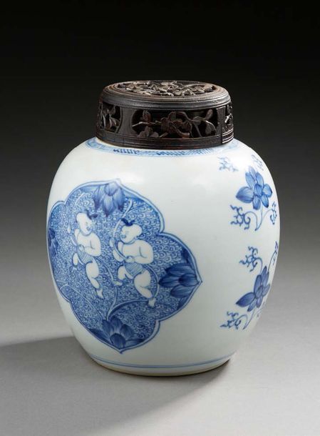 CHINE Pot à gingembre en porcelaine décoré en bleu sous couverte, sur chaque fac&hellip;