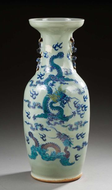 CHINE Vase en porcelaine de forme balustre à fond céladon vert, décor sous couve&hellip;