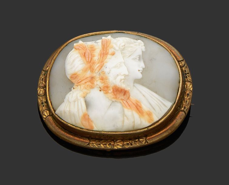 Null Broche ovale ornée d'un camée profil de Bacchante.
H.: 6 cm
Poids brut: 12,&hellip;