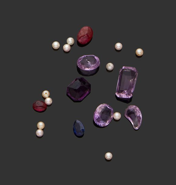 Null Ensemble de pierres sur papier:
Cinq améthystes, deux rubis cabochon (3,12 &hellip;