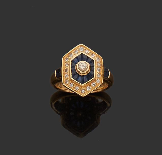 Null Bague en or jaune 18K (750) ornée d'un diamant taillé en brillant, de saphi&hellip;