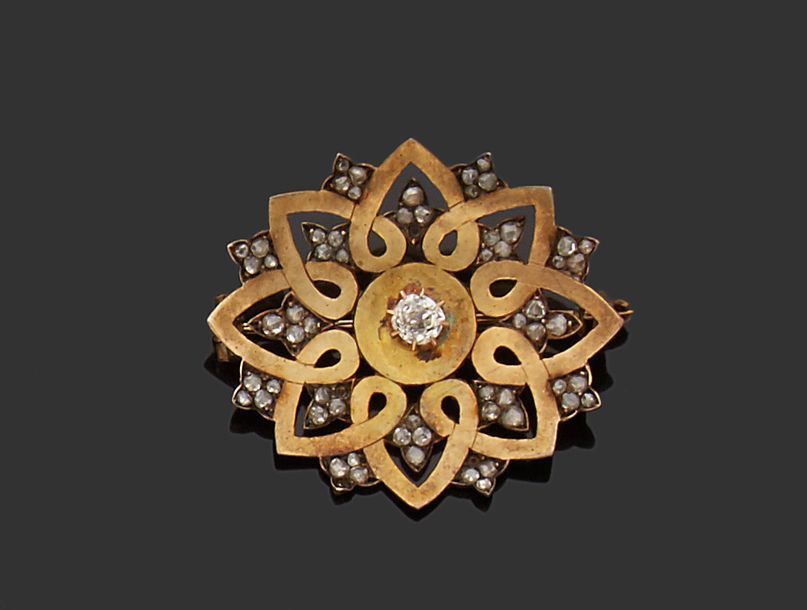 Null Broche étoilée en or jaune 18K (750) sertie de rosaces de diamants taille a&hellip;