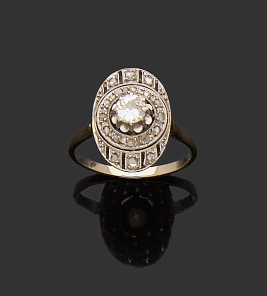 Null Bague en or gris 18K (750) à motif ovale serti d'un diamant taillé à l'anci&hellip;