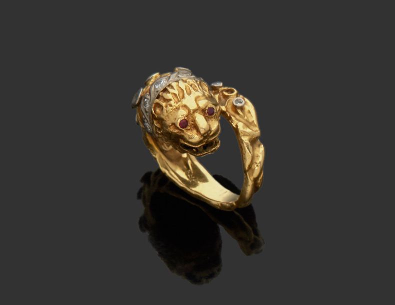 Null Bague en or jaune 18K (750) ciselé d’un lion clouté de diamants taillés en &hellip;