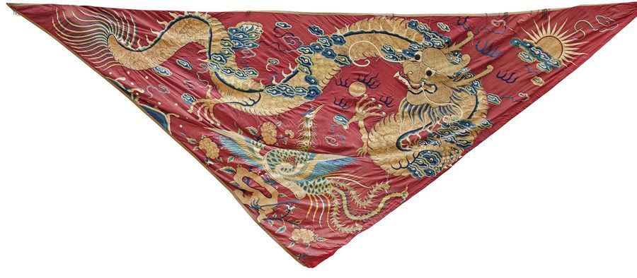 CHINE Grande tenture brodée de fils d'or et fils de couleurs sur soie rouge repr&hellip;