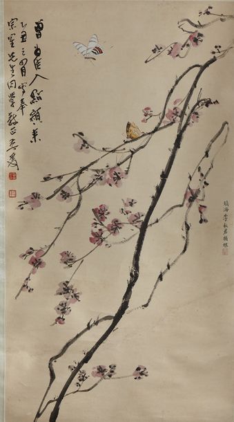 CHINE ZHANG Daqian, style de Rouleau figurant une fleur de prunus et papillon.
X&hellip;