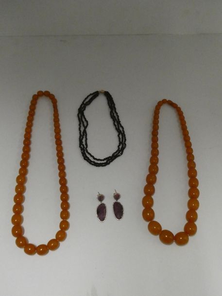 Null Parure en jaspe composée d'un collier et d'une paire de pendants d'oreille.&hellip;