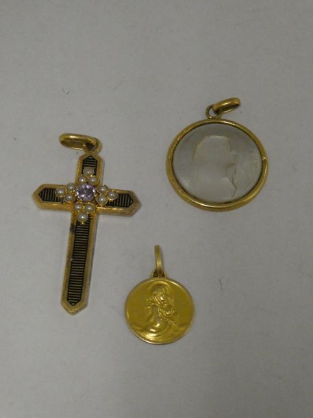 Null Pendentif croix en or 18K (750) serti de perles et pierre imitation.
Poids &hellip;
