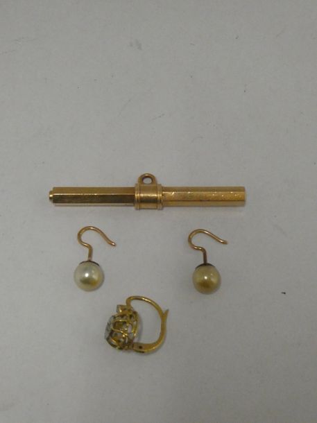 Null Clé de montre en or et trois boucles d'oreilles en or et perles.
Poids brut&hellip;