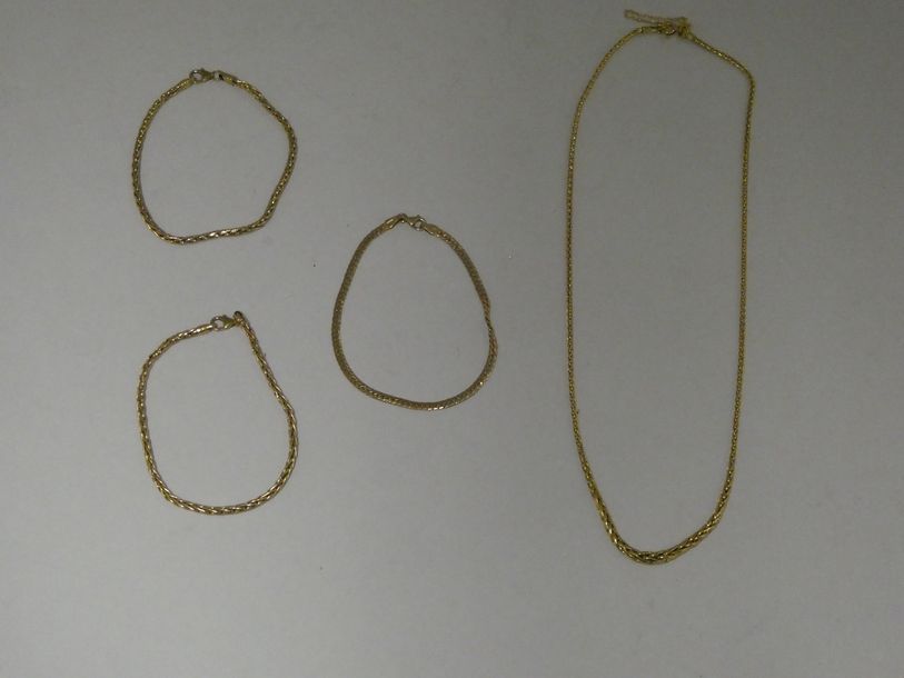 Null Trois bracelets et un collier en or 7k (375).
PB : 9,4 g