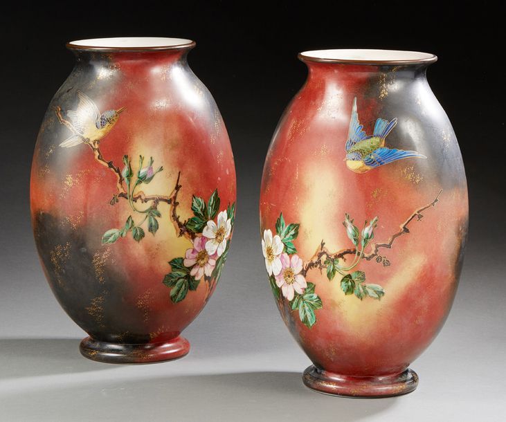 Travail 1880 Paire de vases en opaline émaillée à décor d'oiseaux et fleurs.
Dat&hellip;