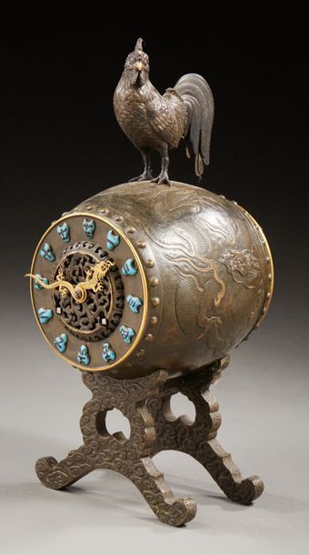 SUSSE PARIS Pendule de table en bronze à décor sinisant d'un tonneau à motifs de&hellip;
