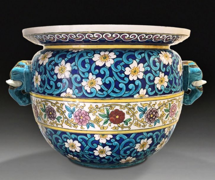 Théodore DECK (1823-1891) Cache-pot en céramique émaillée polychrome à décor de &hellip;