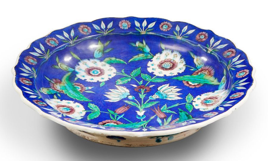 Théodore DECK (1823-1891) Plat en céramique émaillée à décor de motifs floraux e&hellip;