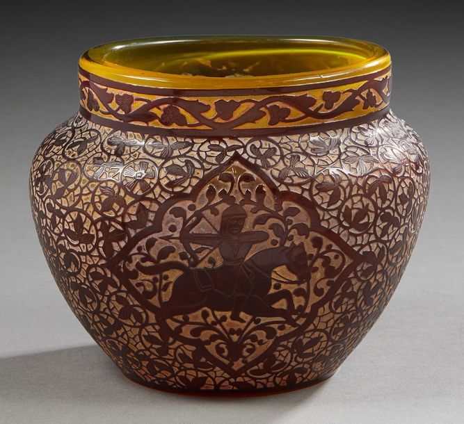 Émile GALLÉ (1846-1904) Vase pansu à col étranglé en verre doublé marron et ambr&hellip;