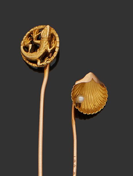 Null Set of two 18K (750) gold tie pins decorated for one with a shell containin&hellip;