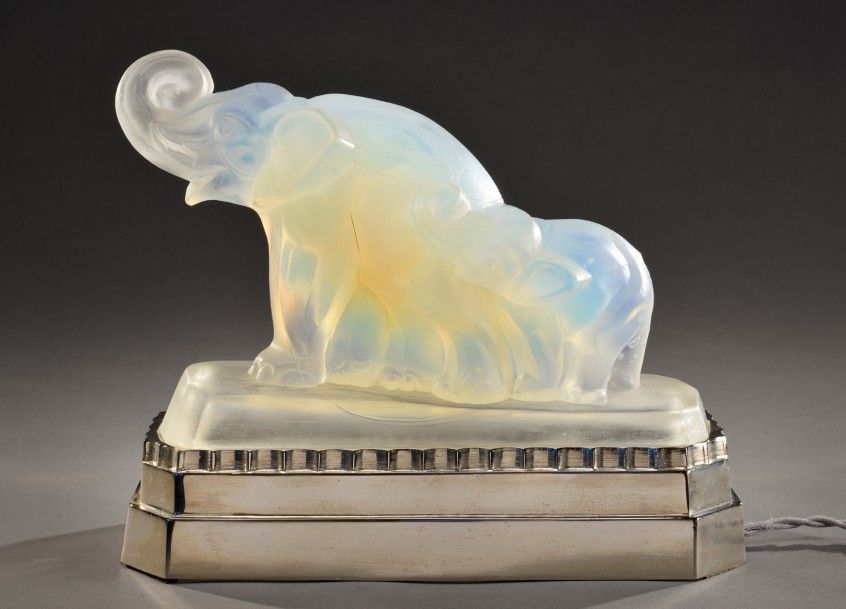 SABINO PARIS Veilleuse en verre moulé pressé opalescent figurant un éléphant et &hellip;