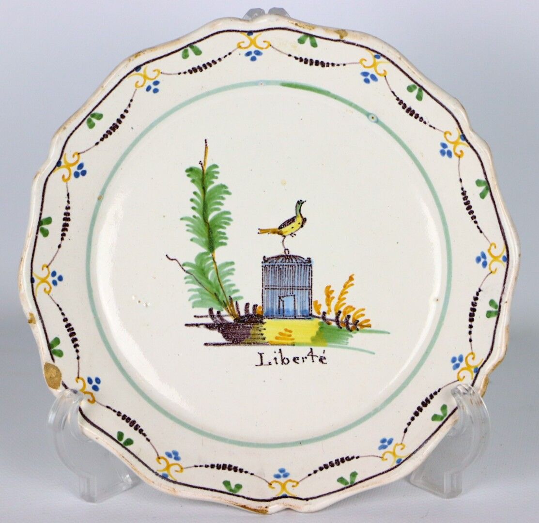 Null NEVERS.

Assiette en faïence à décor polychrome révolutionnaire d'un oiseau&hellip;