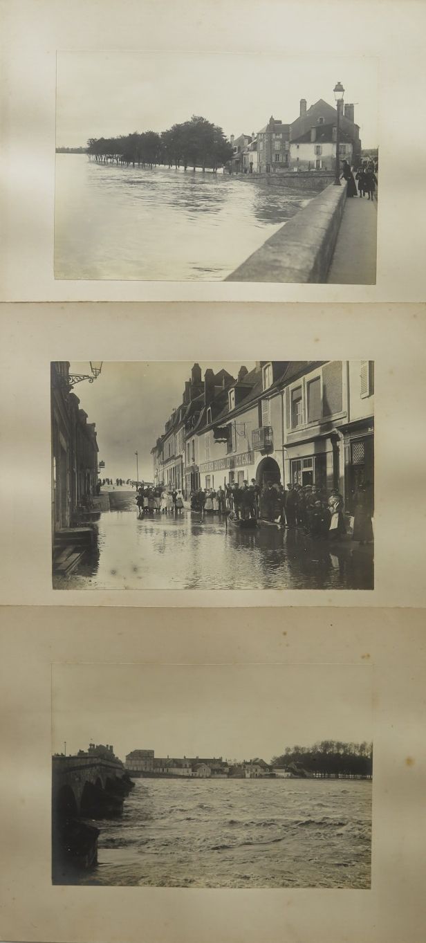 Null La crue à la Charité-sur-Loire, en septembre 1907.

Trois photographies con&hellip;