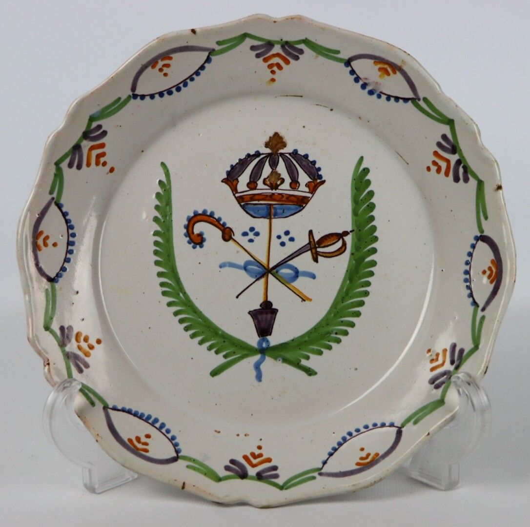 Null NEVERS.

Assiette en faïence à décor polychrome révolutionnaire aux ordres &hellip;