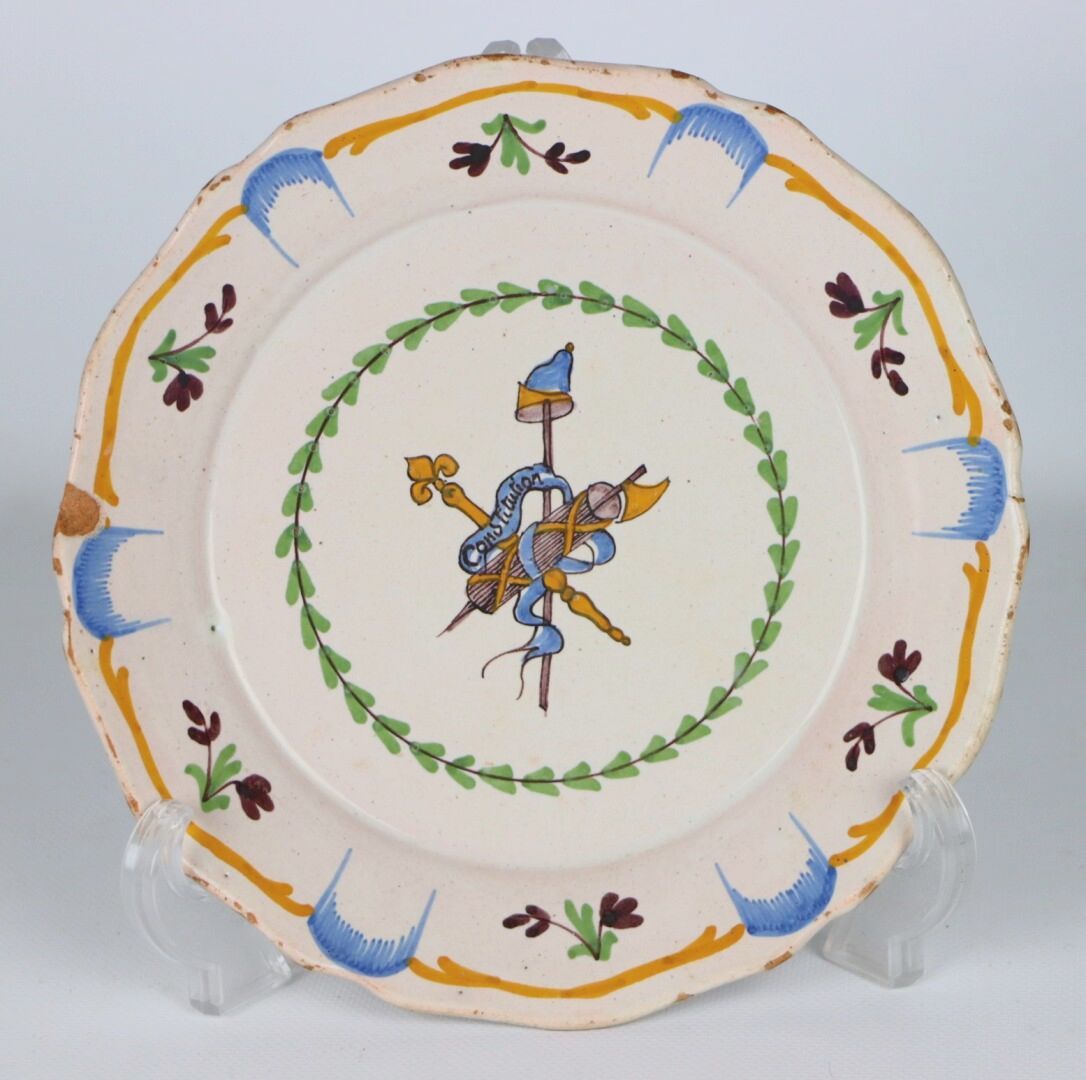 Null NEVERS.

Assiette en faïence à décor polychrome révolutionnaire d'un faisce&hellip;