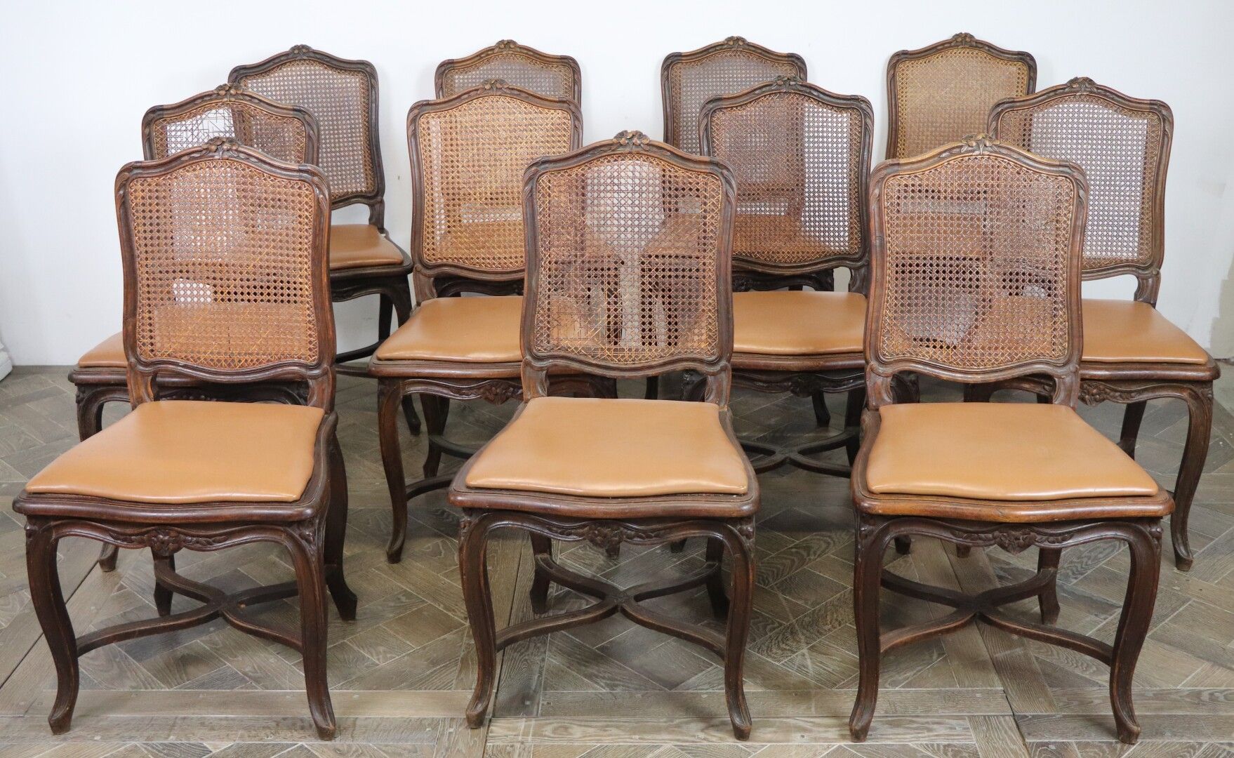 Null Suite de onze chaises en hêtre mouluré et sculpté, les dossiers, ceintures &hellip;