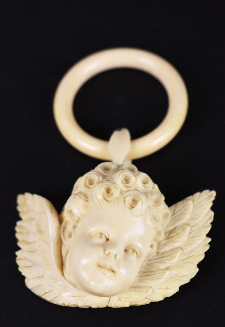 Null Elément de berceau en ivoire rsculpté représentant un une tête d'ange. 

Tr&hellip;