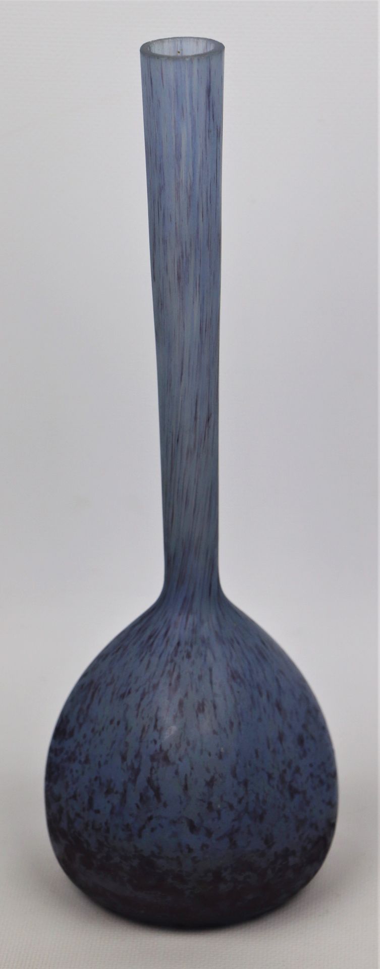Null Vase soliflore en verre marmoréen bleu et mauve.

Vers 1920.

H_30 cm
