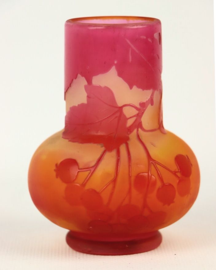 Null Etablissement GALLE.

Vase pansu à col large en verre multicouche à décor d&hellip;