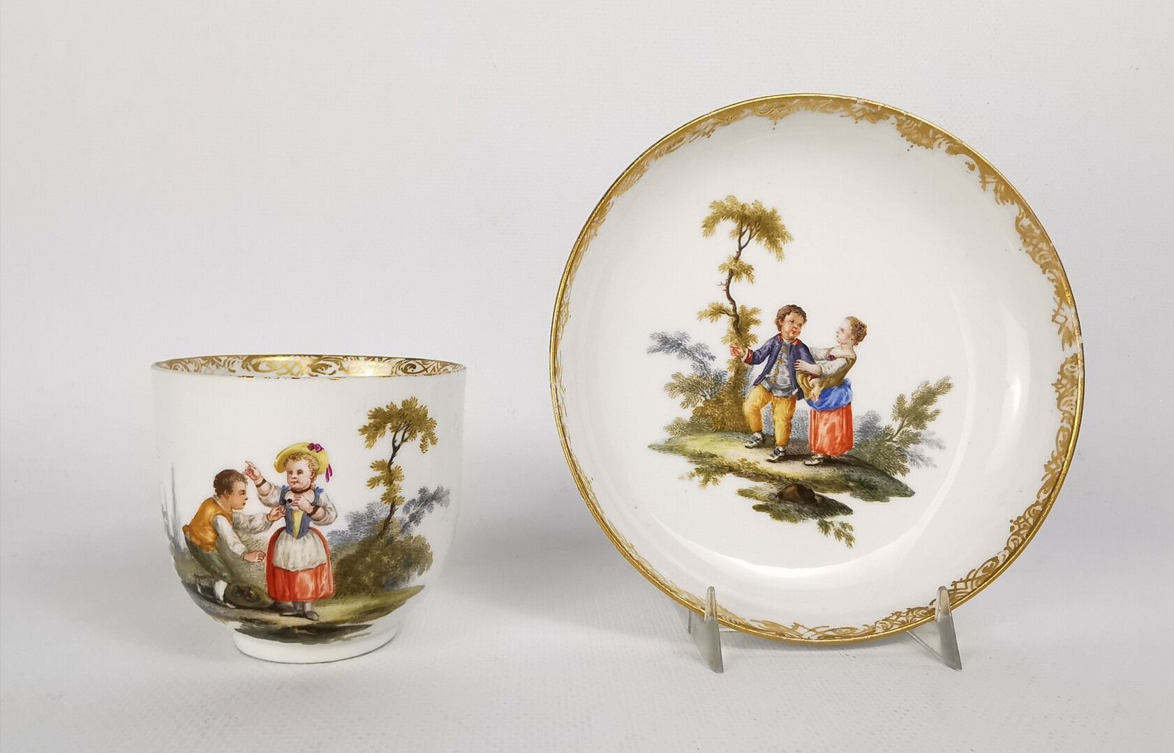 Null MEISSEN.

Tasse et sa sous-tasse en porcelaine, à décor polychrome de jeux &hellip;