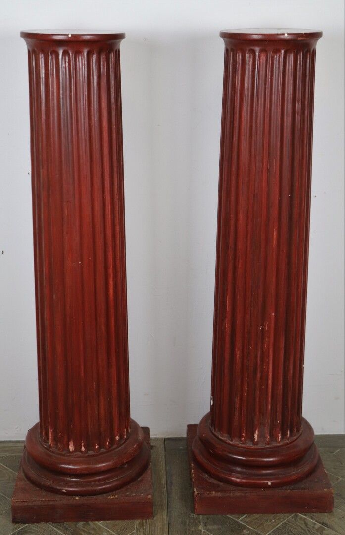 Null Paire de colonnes cannelées en bois et stuc laqué brun.

H_110.5 cm L_33 cm&hellip;