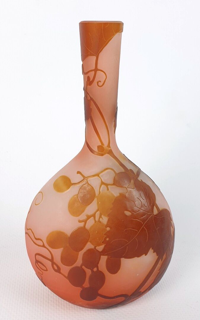 Null Etablissements GALLE.

Vase bouteille en verre multicouche à décor de baies&hellip;