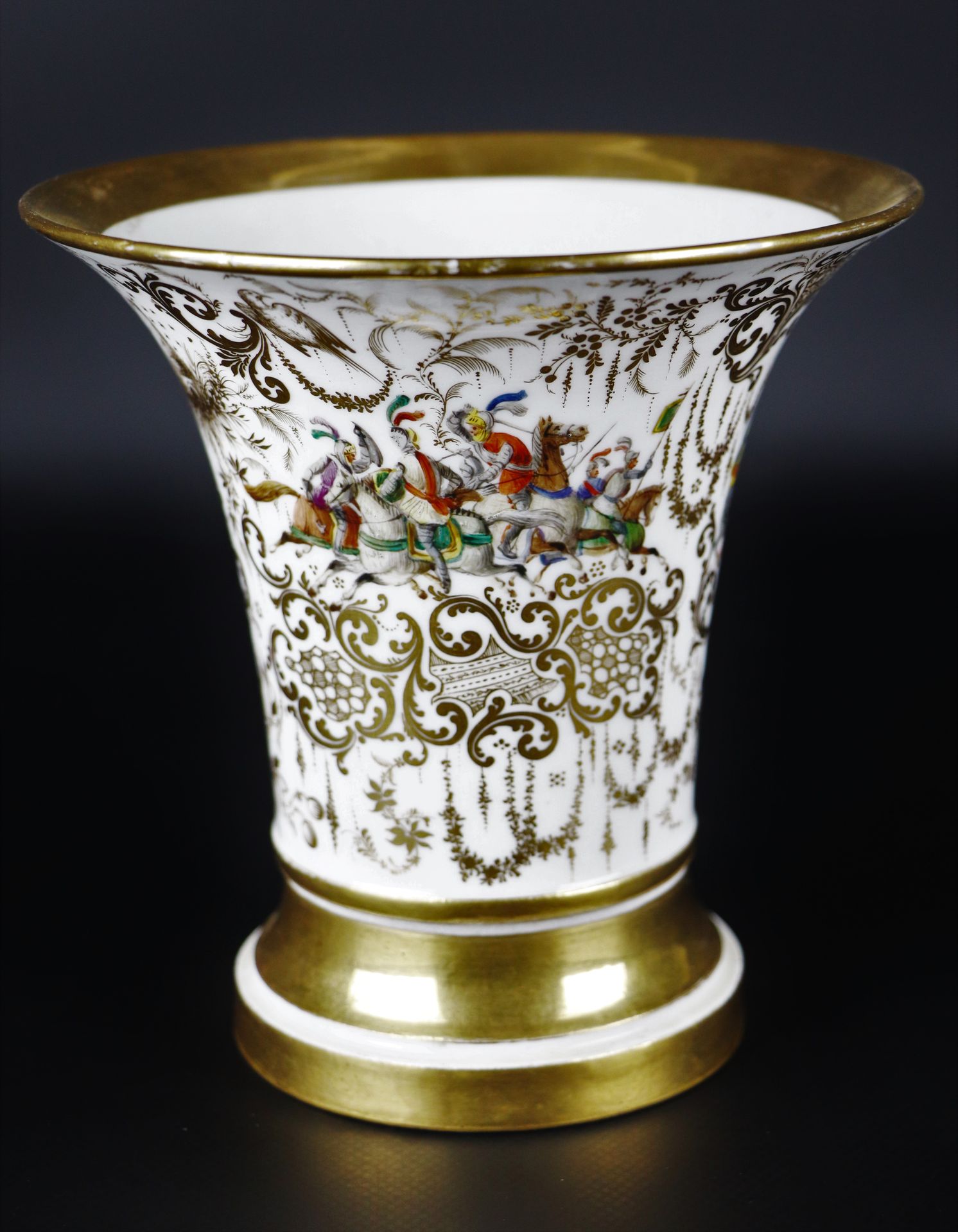 Null PARIS.

Vase de forme cornet en porcelaine, reposant sur une base non adhér&hellip;